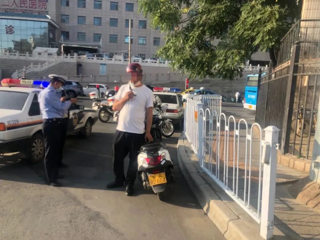 没驾照就上路？兰州曝光5例摩托车违法典型