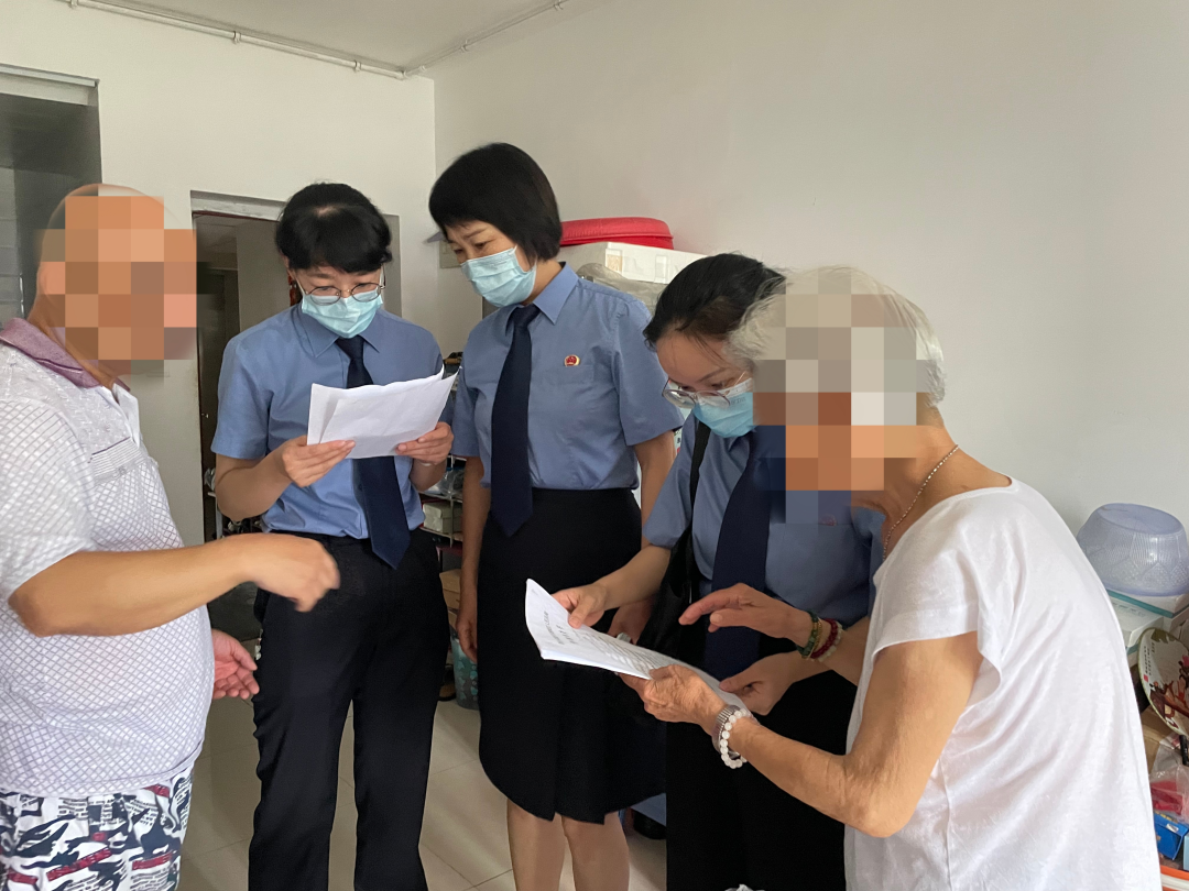 检察官向被骗老年人宣讲国家司法求助政策引导帮助其办理相关申请手续
