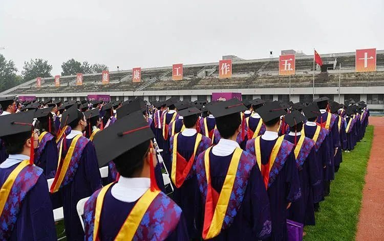 ▲北京一高校举行研究生毕业典礼。新京报记者 李木易 摄