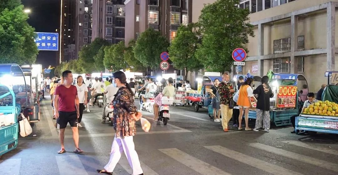 赣州福祥小区和福缘小区附近夜间大量路边摊占道经营 噪音扰民