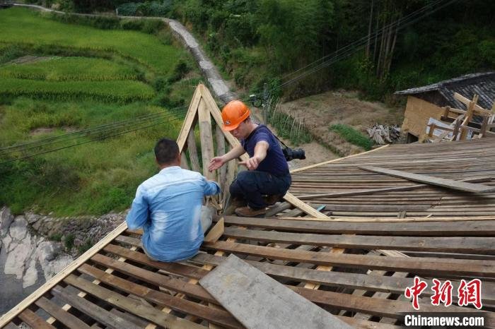 季海波和木拱桥传统营造技艺传承人在文兴桥的修复现场 季海波 供图
