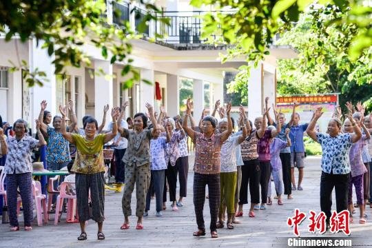 图为老人们跳健身操锻炼身体。　洪坚鹏 摄