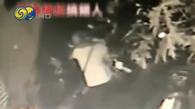 台湾警察把路人当通缉犯：动武喷辣椒水抓人 事主全身带伤