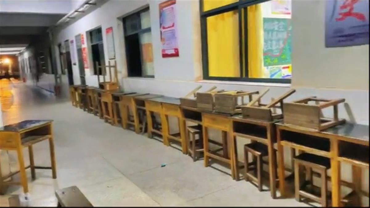 搬到走廊上的旧桌椅 （视频截图）