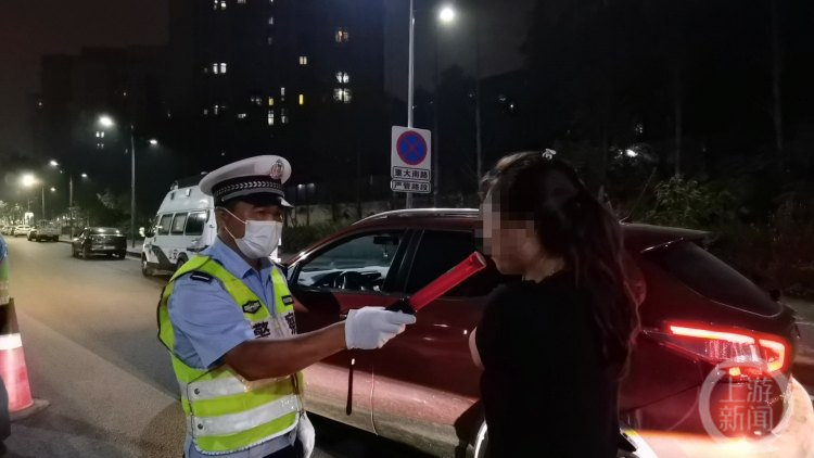 女驾驶员吹气测试为酒驾原是车内放了瓶开了盖的白酒
