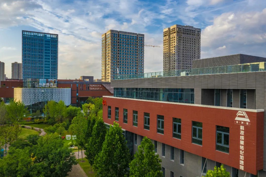 西咸新区沣西新城三辆自动驾驶小巴车进行驾驶测试