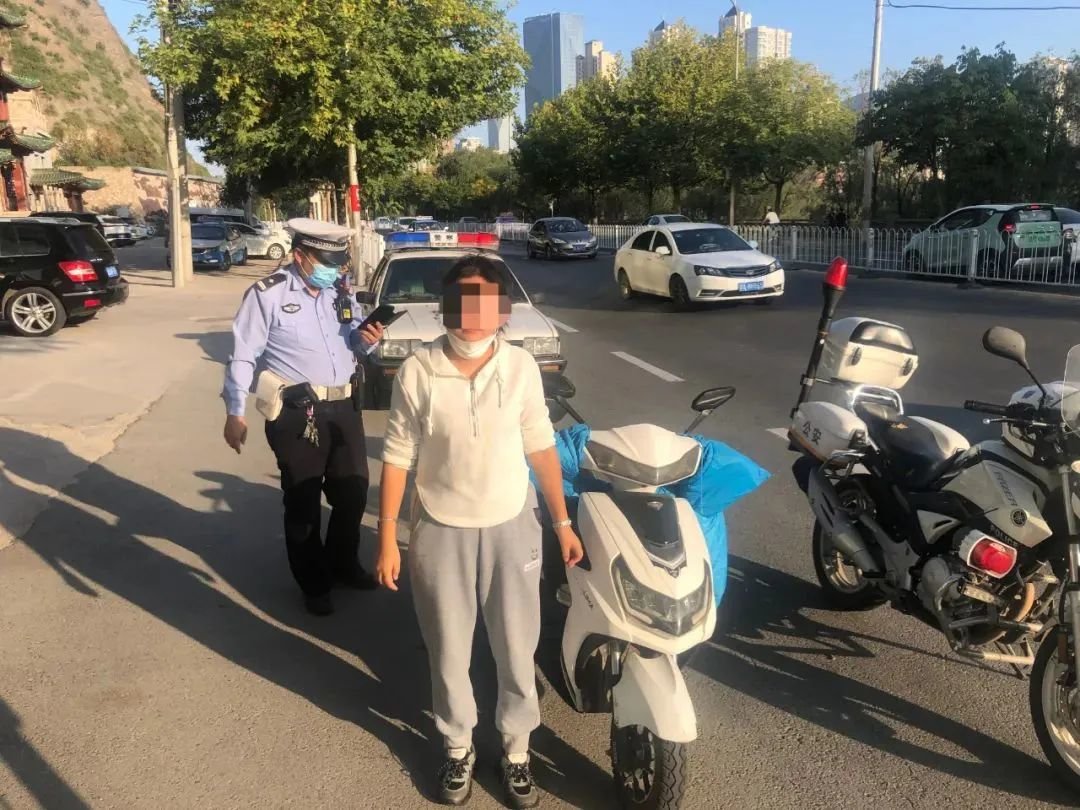 没驾照就上路？兰州曝光5例摩托车违法典型