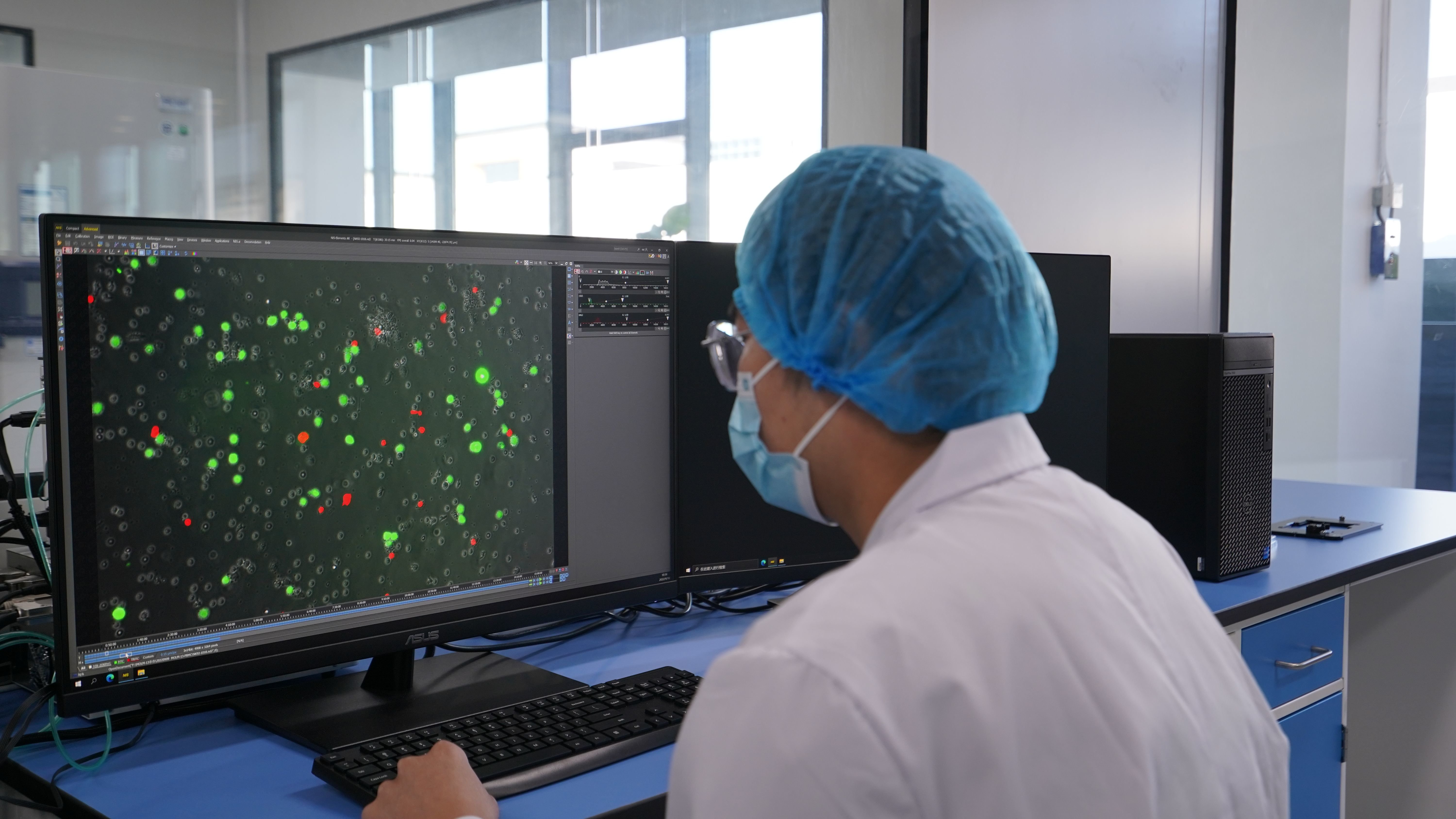 科丞智能健康科研人员在进行细胞检测分析 图源/凤凰网安徽