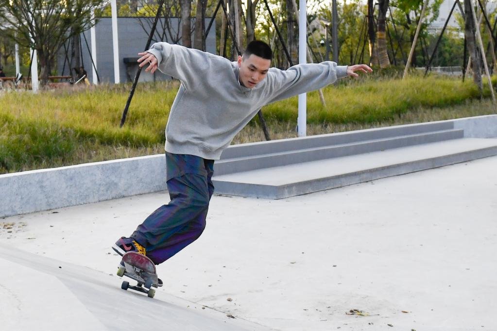 市民在拱墅运河体育公园里的滑板公园练习滑板。新华社记者 黄宗治 摄