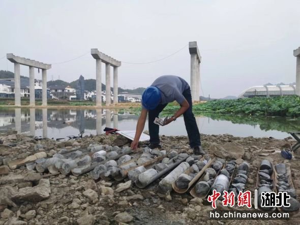 采集岩芯 贺永 摄