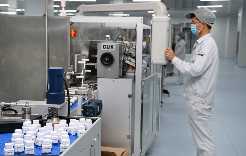 陕西汉王药业股份有限公司员工在中药片剂自动化包装线上（9月20日摄）。