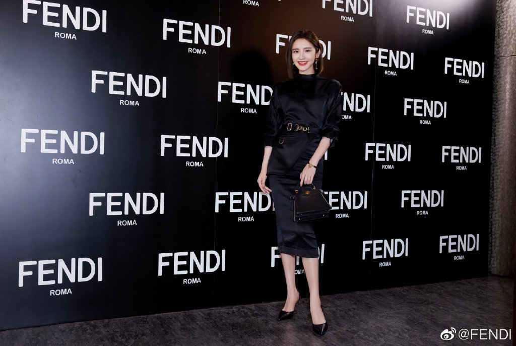 妈妈的衣柜？不，是Fendi为你创造的独家Y2K