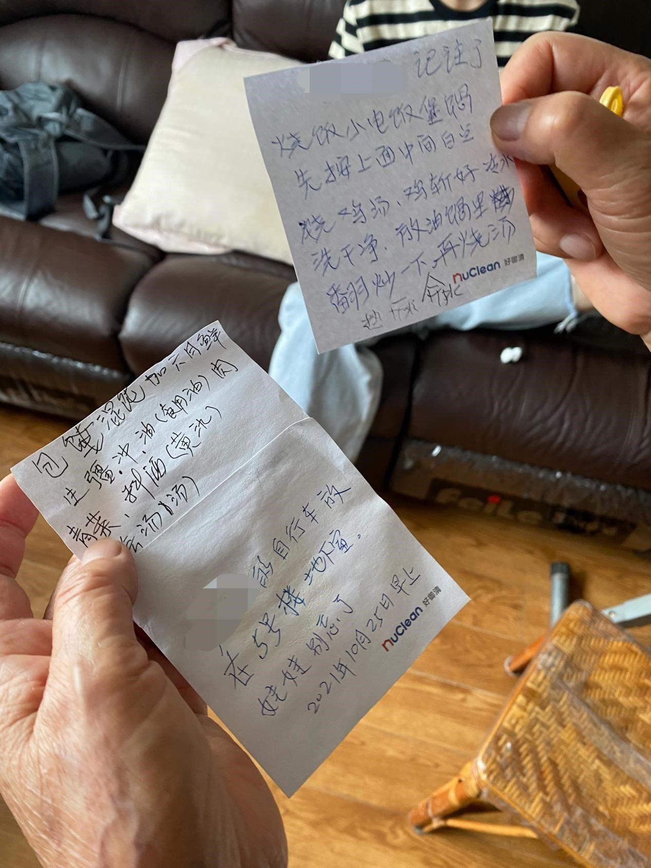 吴洁妈妈把家事写成便利贴，以免自己忘记。澎湃新闻记者 李季 图