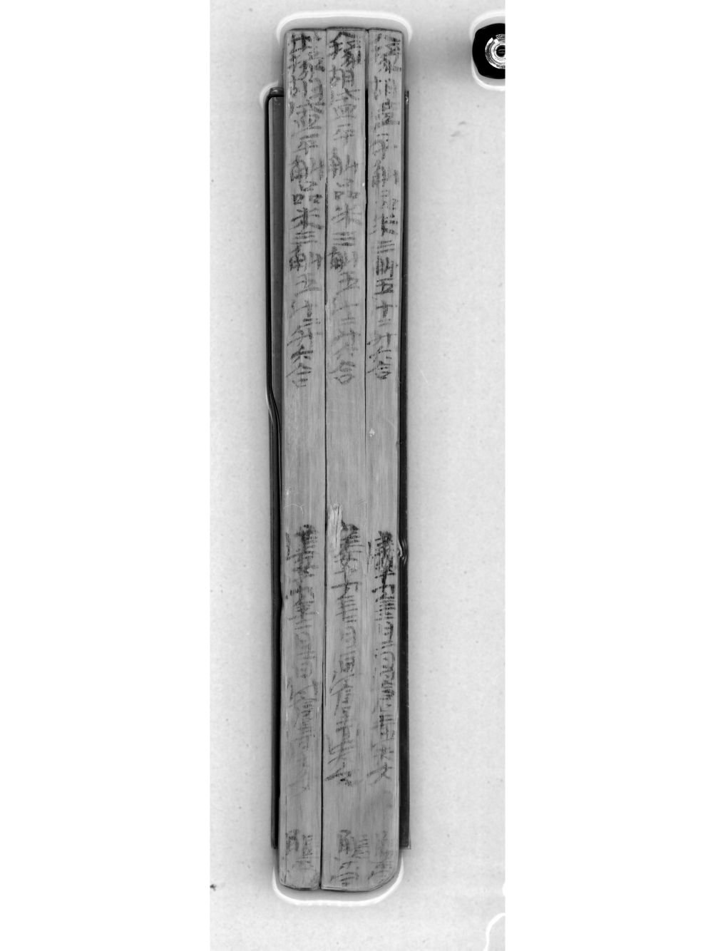 益阳兔子山汉简清理发现的汉献帝时期“三联单”。（湖南省文物考古研究院供图）