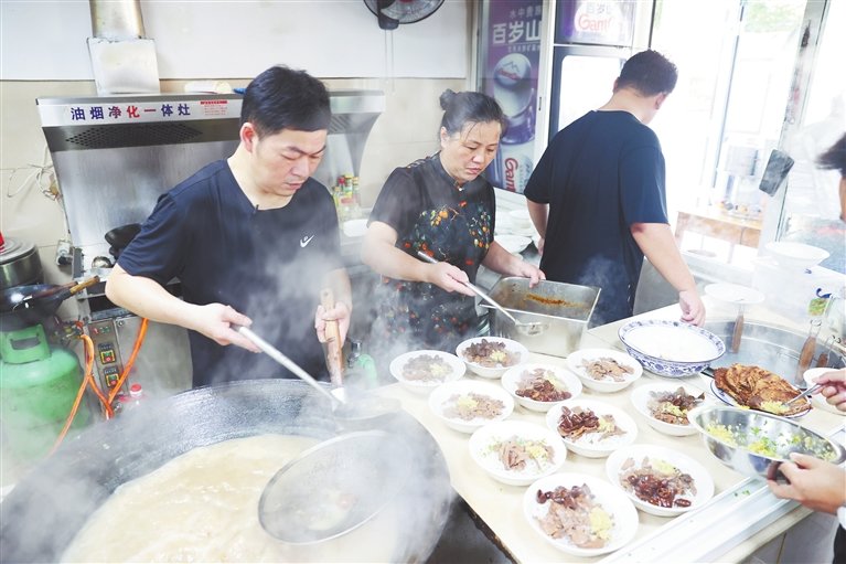 8月3日一大早，在铅山县河口镇席山路，朱有林夫妇在粉店细心调制、分装烫粉的配料。