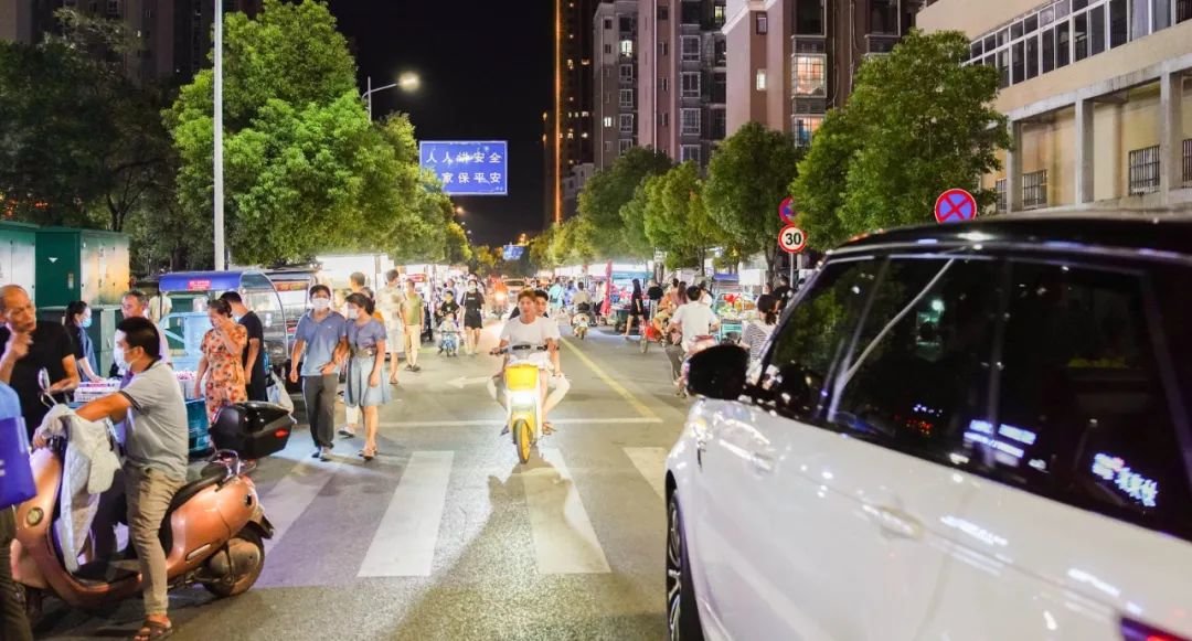 赣州福祥小区和福缘小区附近夜间大量路边摊占道经营 噪音扰民