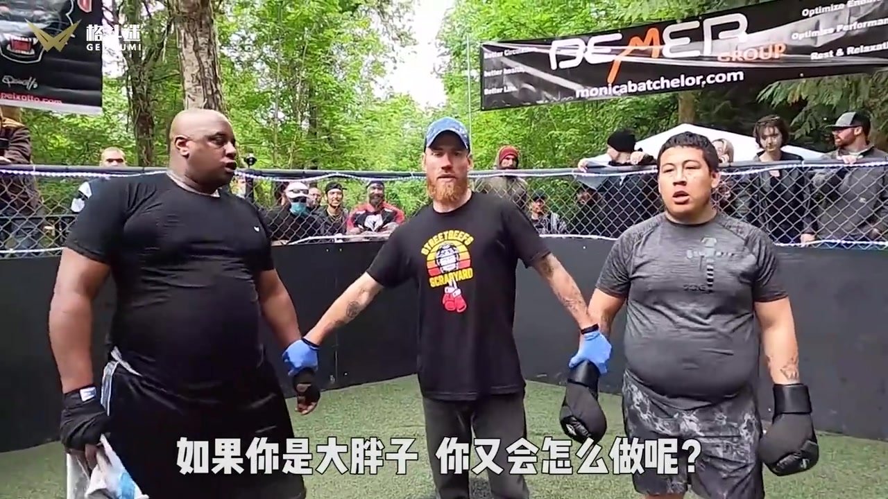 以小打大的经典战例！300斤巨人被几拳抡懵