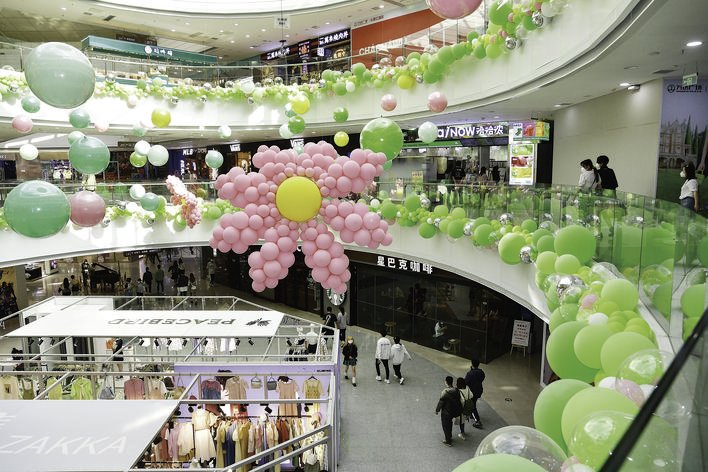 支持企业开展“首店首发首展首秀”，推进商贸服务业品质化、专业化水准。
