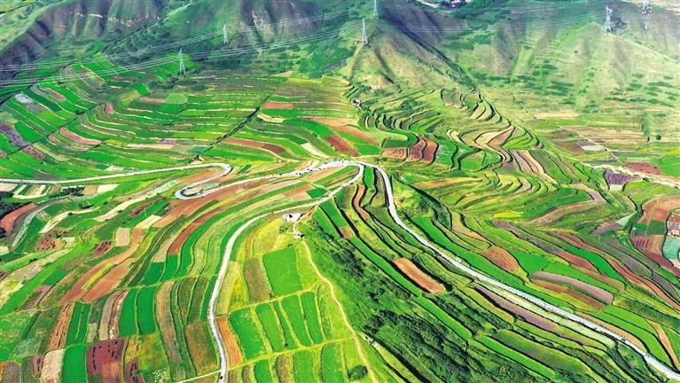 榆中县马坡乡多彩梯田“丰”景如画