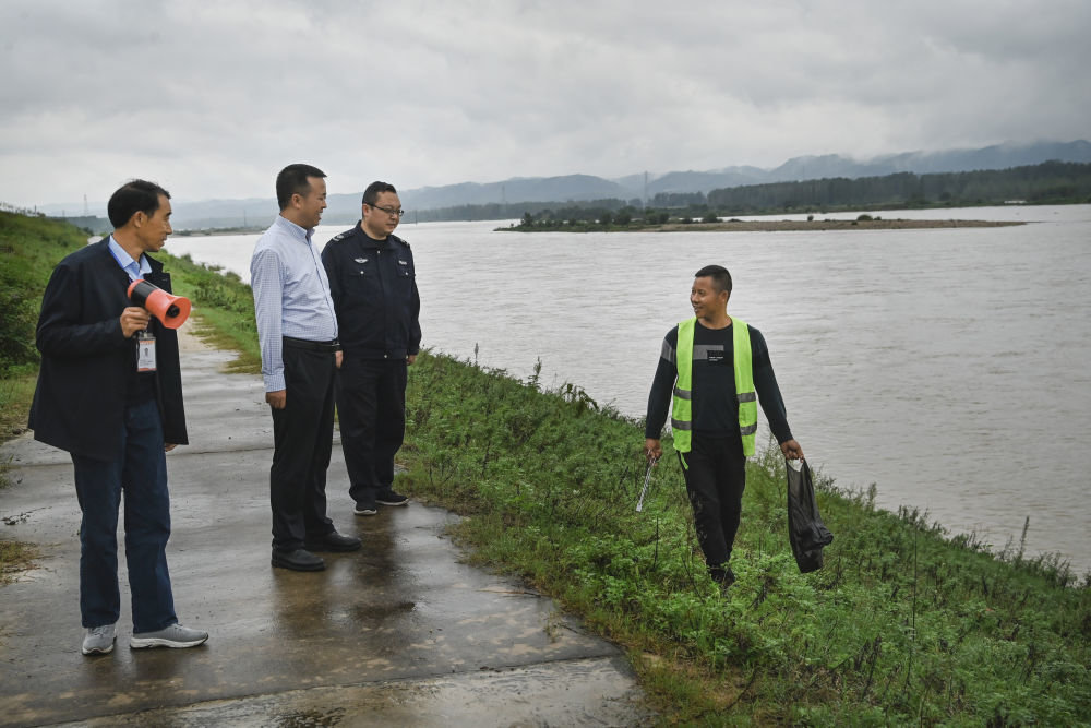 全国优秀河（湖）长、镇级河长肖利安（左二）与村级河长周明（左一）等在汉江边开展联合巡河工作（9月20日摄）。