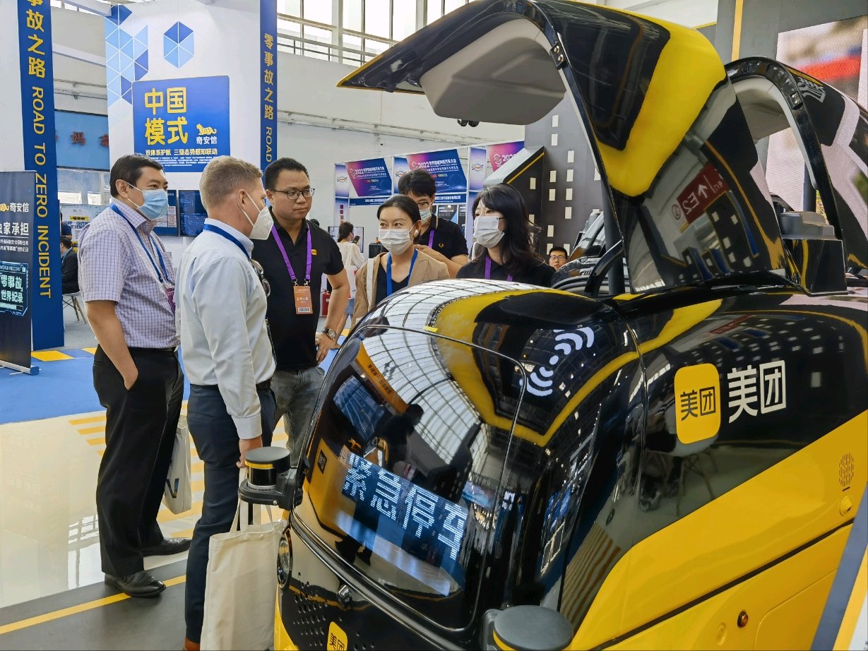 美团自动配送车吸引了众多参展观众 摄影:吴用