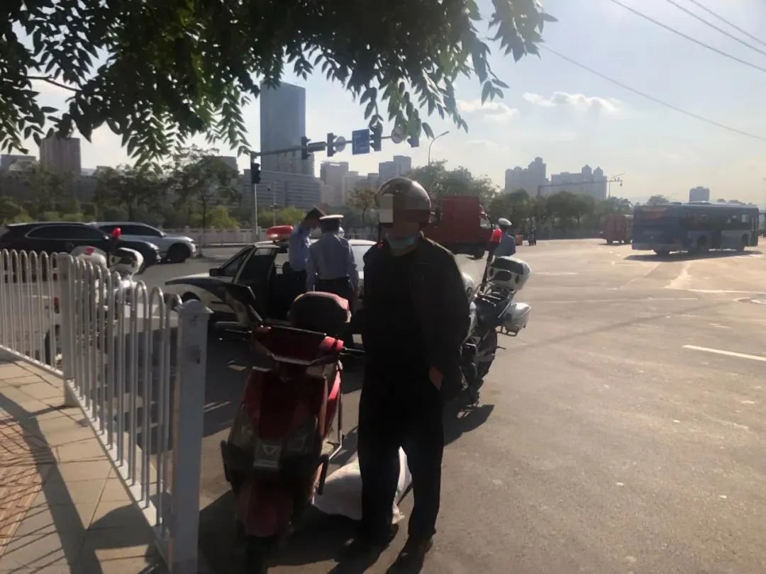 没驾照就上路？兰州曝光5例摩托车违法典型