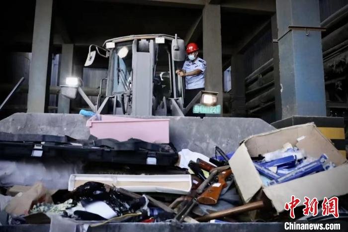 9月22日，天津市公安局组织开展非法枪爆物品集中统一销毁行动 图为行动现场 天津市公安局供图