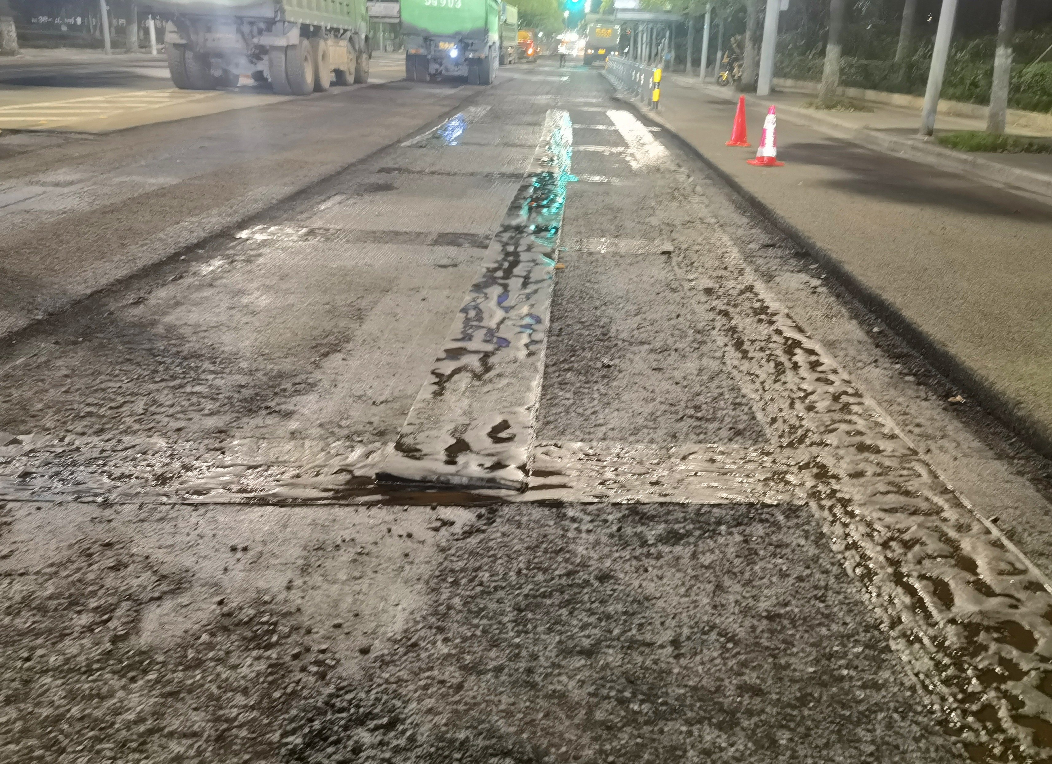 路面修复“黑科技”——“防裂贴”上线凤凰网宁波_凤凰网