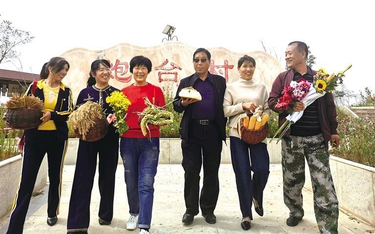 新区炮台村村民展示丰收果实