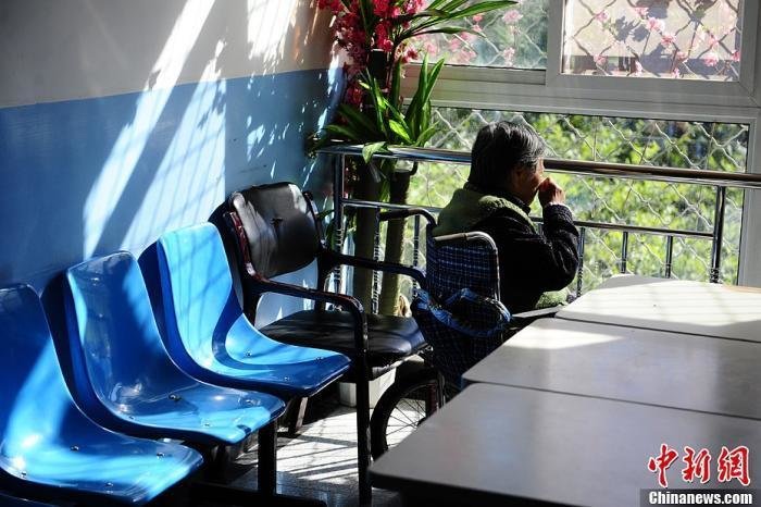 资料图：在北京市郊区一家专业收治阿尔茨海默病的专科医院，一位患有该病症的老人正在轮椅上晒太阳。<a target='_blank' href='/'>中新社</a>发 崔楠 摄
