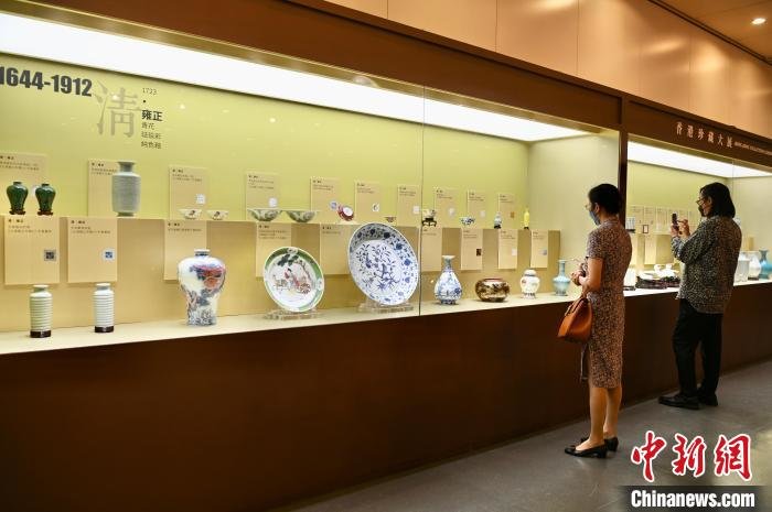 《香港珍藏大展》展出的瓷器藏品。　李志华 摄