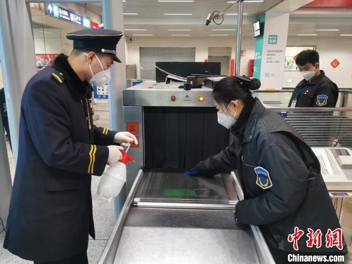 十八大以来，北京城市轨道交通运营线路大幅增加。图为北京地铁站加强疫情防控措施。　资料图 摄