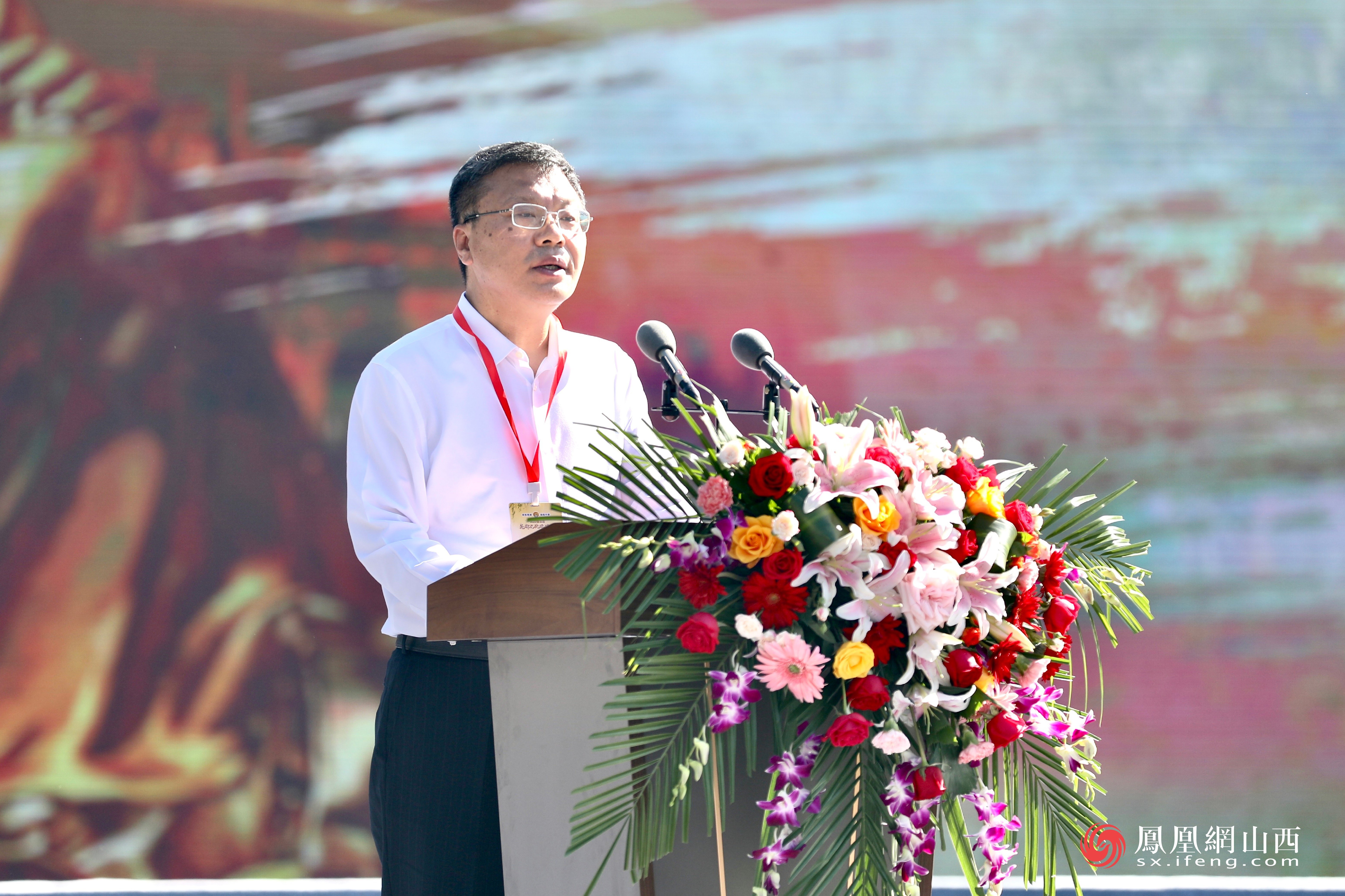 图为临汾市委常委、宣传部部长闫建国主持启动仪式