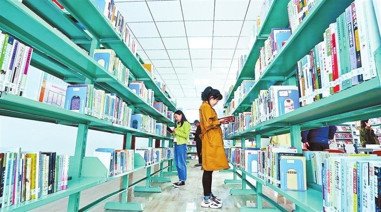 读者在甘州区的农家书屋挑选书籍 新甘肃&middot;甘肃日报通讯员 王将