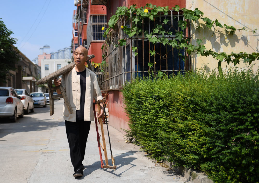 陕西省级“非遗”栎阳木刻传承人李树森 新华社记者邹竞一摄