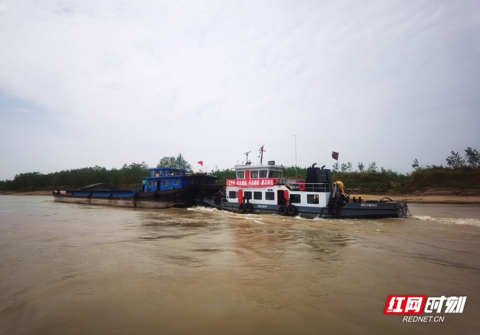 湖南水运部门在重点航段启动免费公益助航，保障水路运输安全畅通。