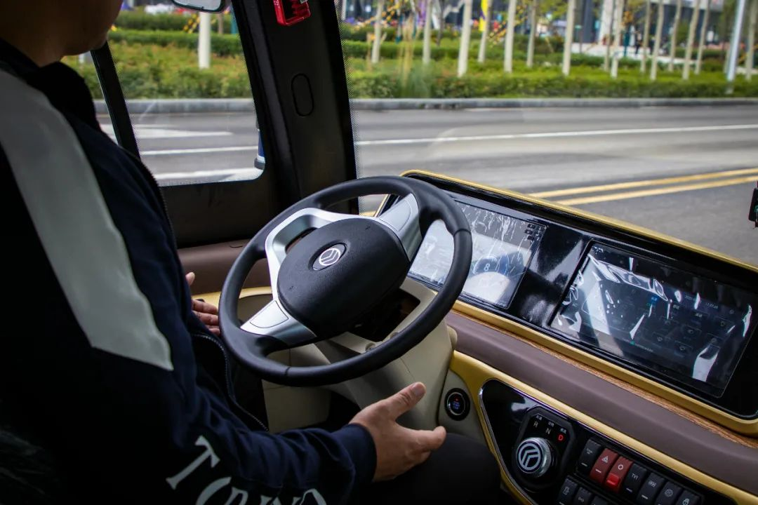 西咸新区沣西新城三辆自动驾驶小巴车进行驾驶测试