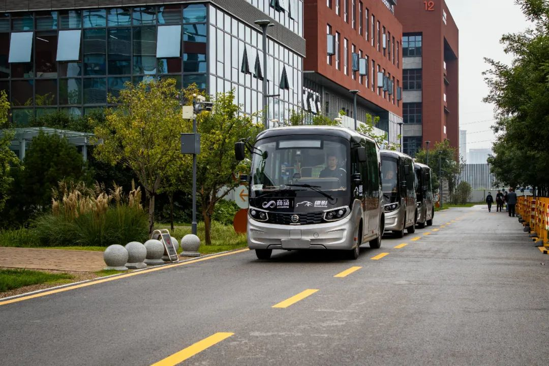 西咸新区沣西新城三辆自动驾驶小巴车进行驾驶测试