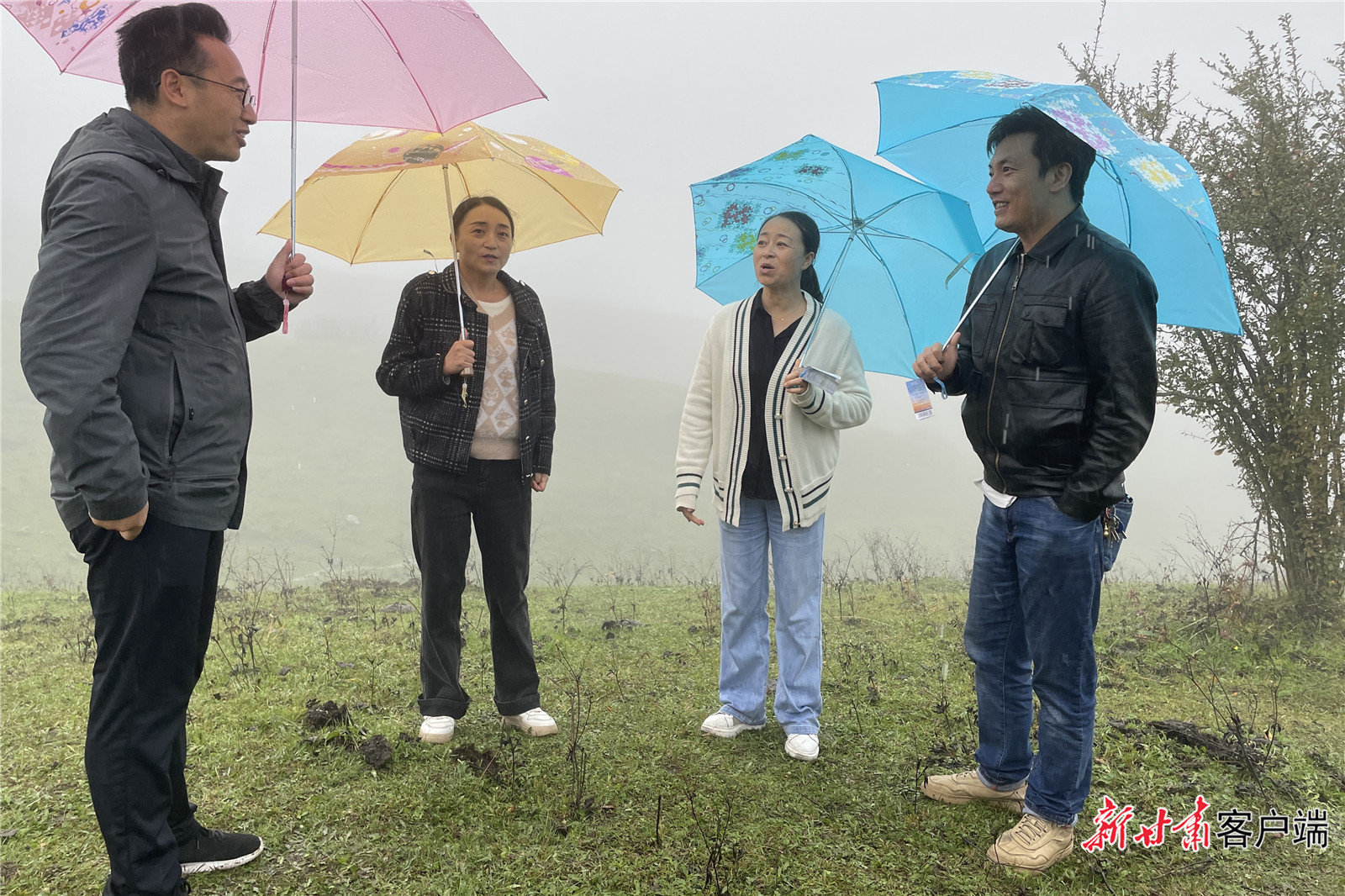 丁鹏举（左一）和同事们在绵绵秋雨中漫起“花儿”