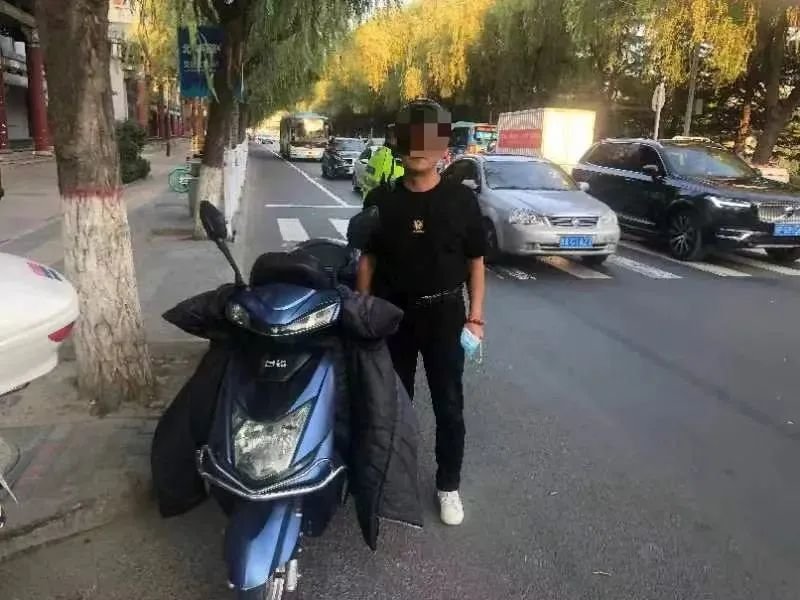 没驾照就上路？兰州曝光5例摩托车违法典型