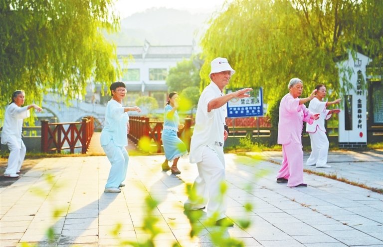 从南昌来到高安市华林山镇艮山古村康养旅居的老人在晨光中打起了太极拳。