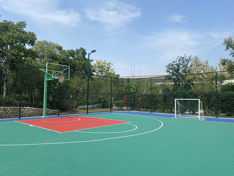 图为杭州水美公园内的篮球场。新华社记者朱涵摄