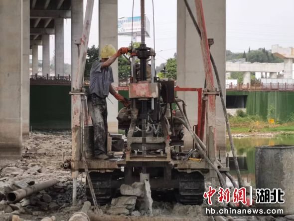 勘察作业 贺永 摄