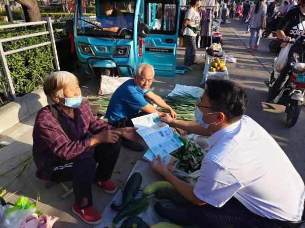 在农贸市场门口,集市,秧歌城广场等人员密集的地区发放单页,并重点