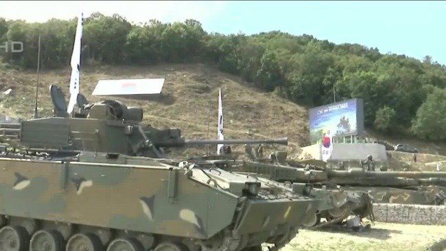 韩国陆军公开示范大规模机动武器演练 民众现场参观