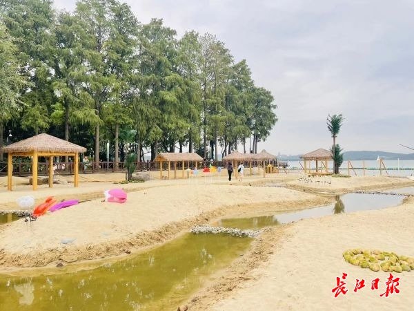 沙滩秘境·螃蟹部落园内有环形的浅水区。记者范雅琴 摄