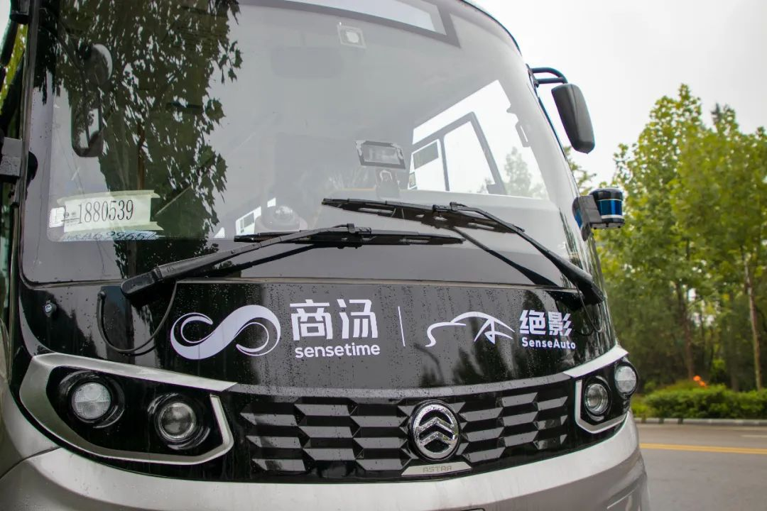 西咸新区沣西新城三辆自动驾驶小巴车进行驾驶测试