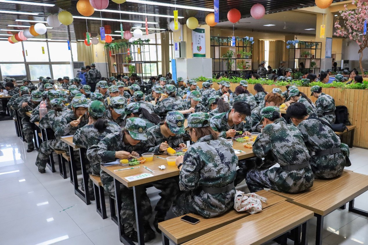 沉浸式国防教育！安庆师大近7000名新生同吃“红军餐”