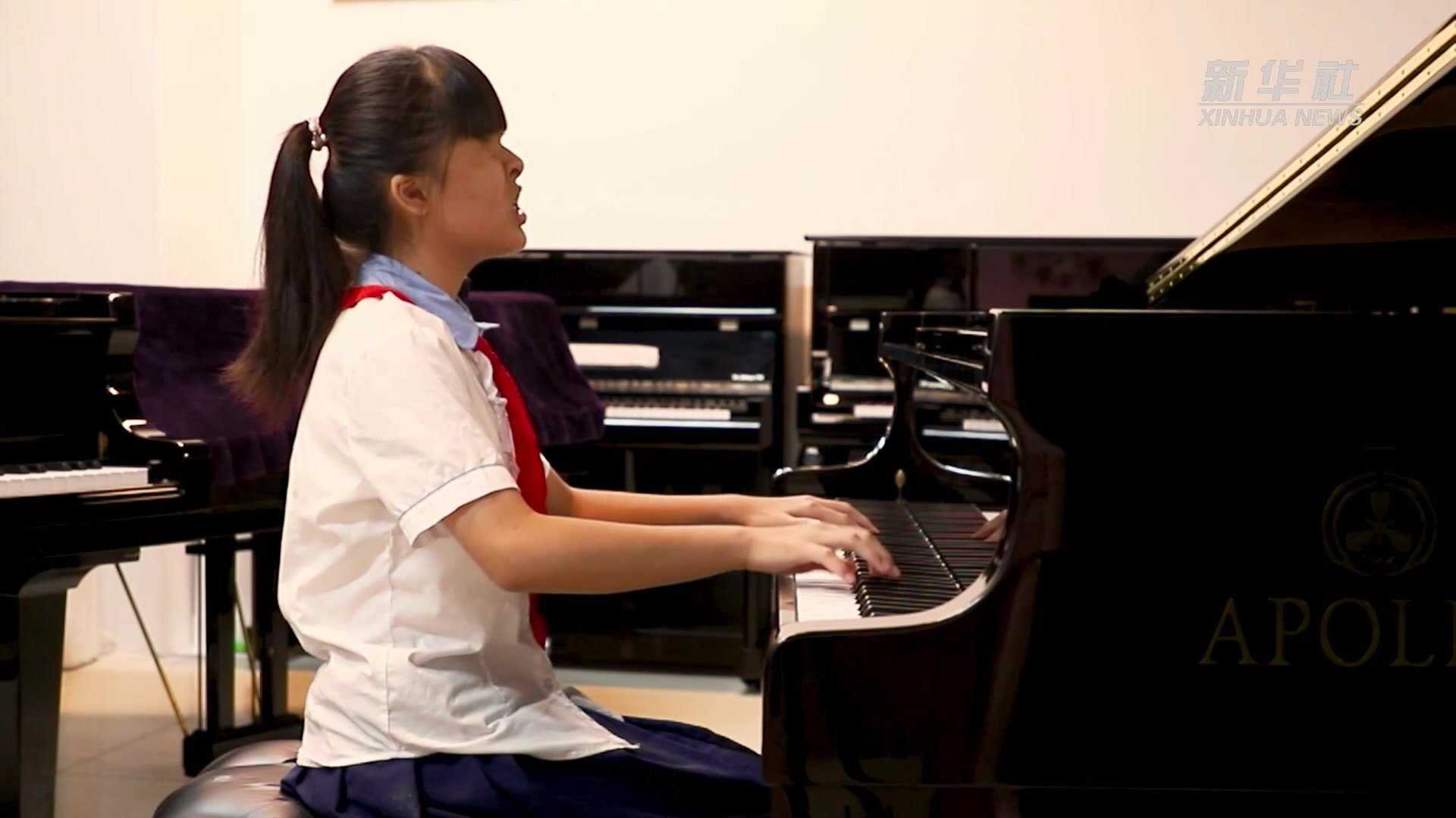 祝福祖国！12岁失明女孩钢琴弹唱《今天是你的生日》