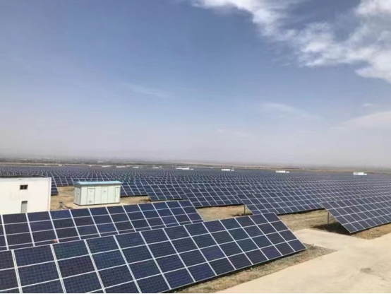 南滩光伏产业园,太阳能通过蓝色金银板转化为电能输送到国家电网